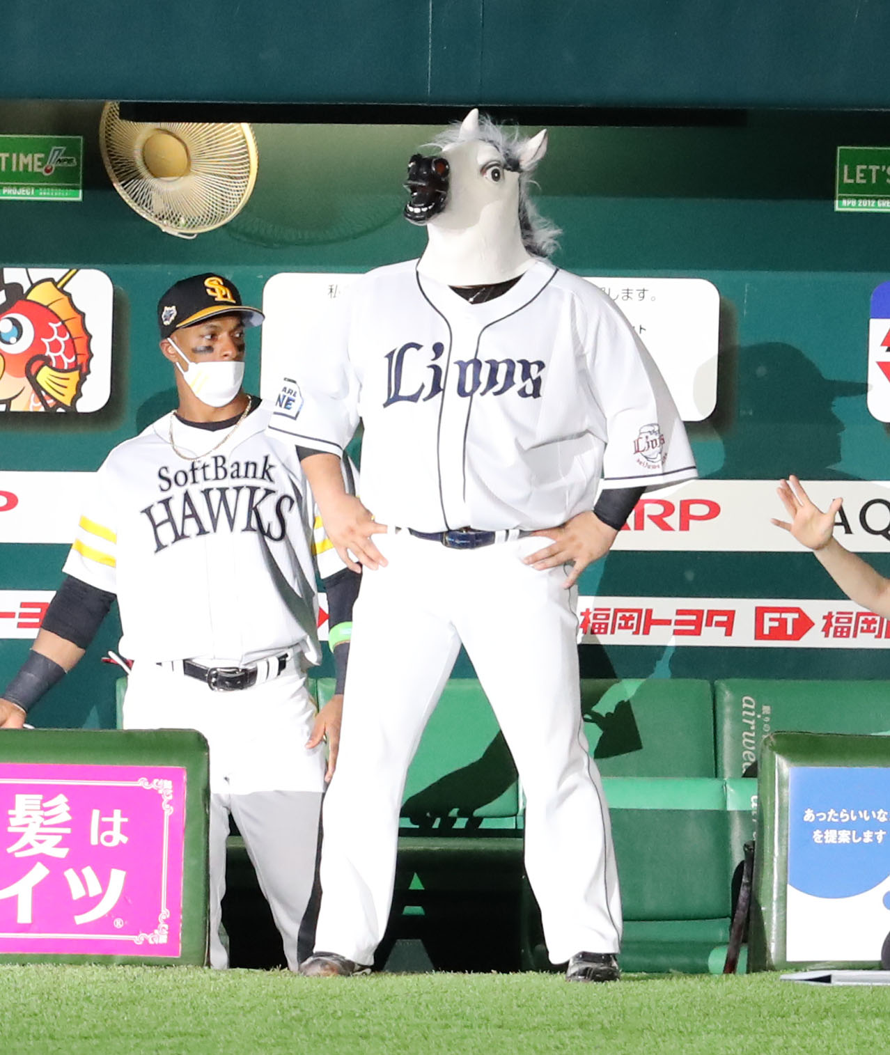 全パ対全セ　選手紹介で馬のかぶり物で登板した山川（撮影・屋方直哉）