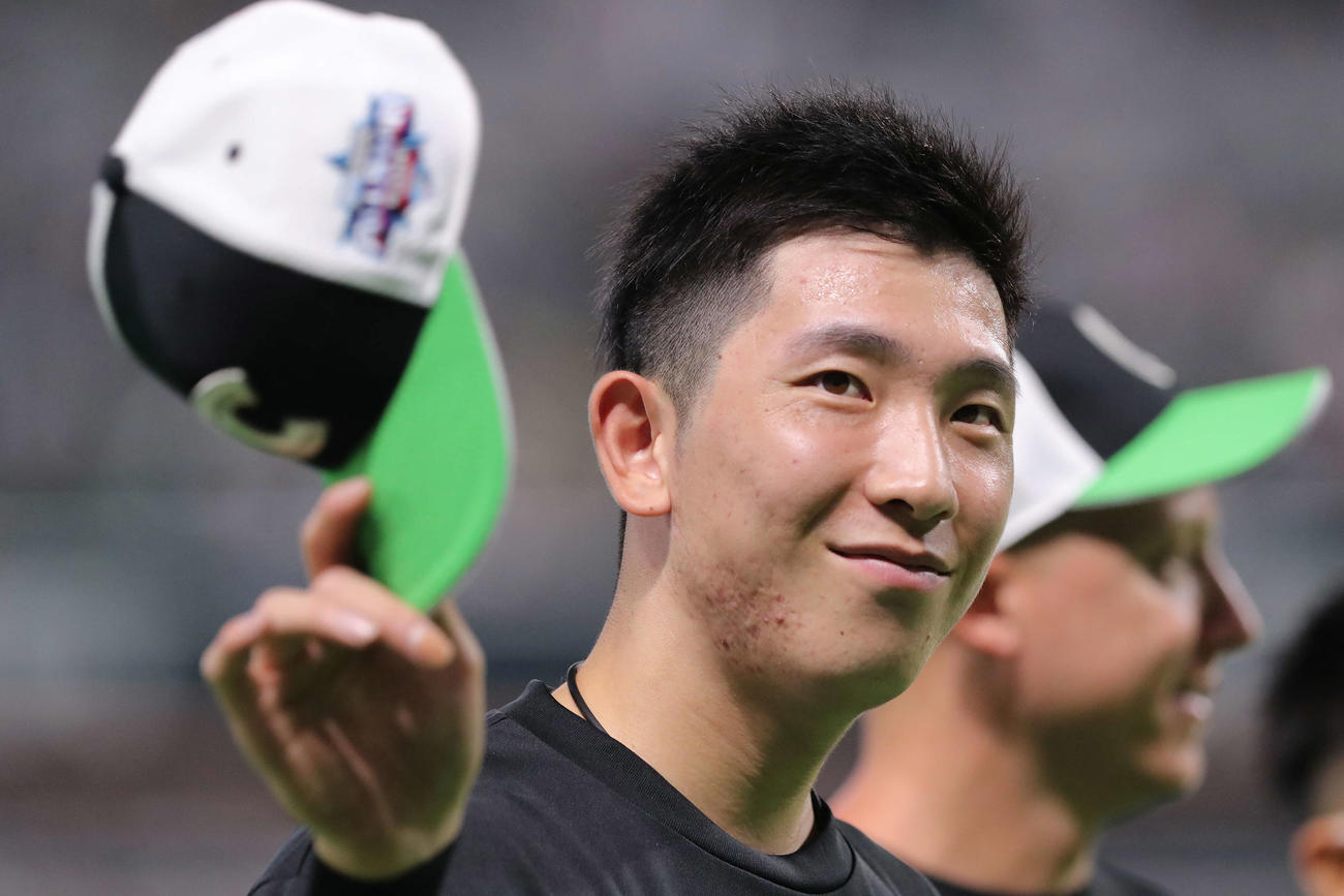 全パ対全セ　試合前、練習を終え観客席に手を振る巨人戸郷（撮影・河田真司）