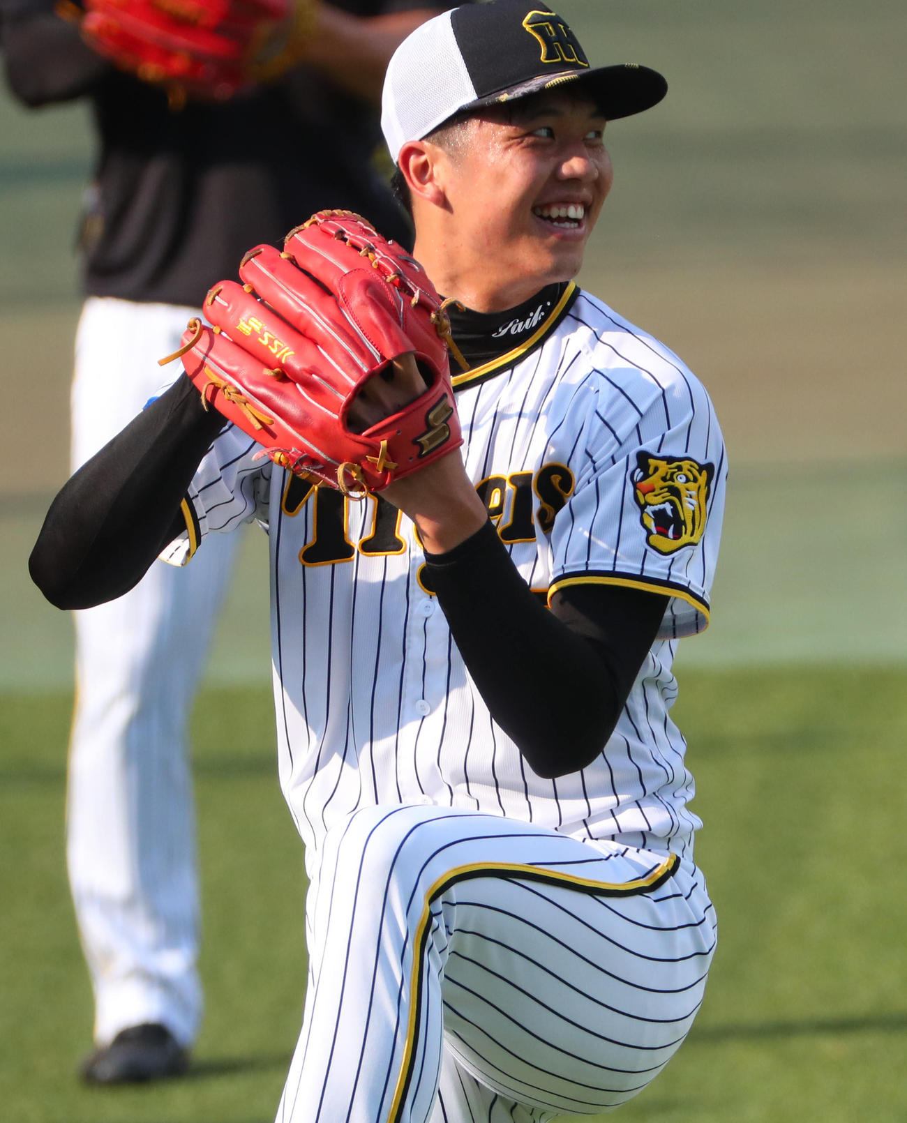 キャッチボールで調整する才木（撮影・宮崎幸一）