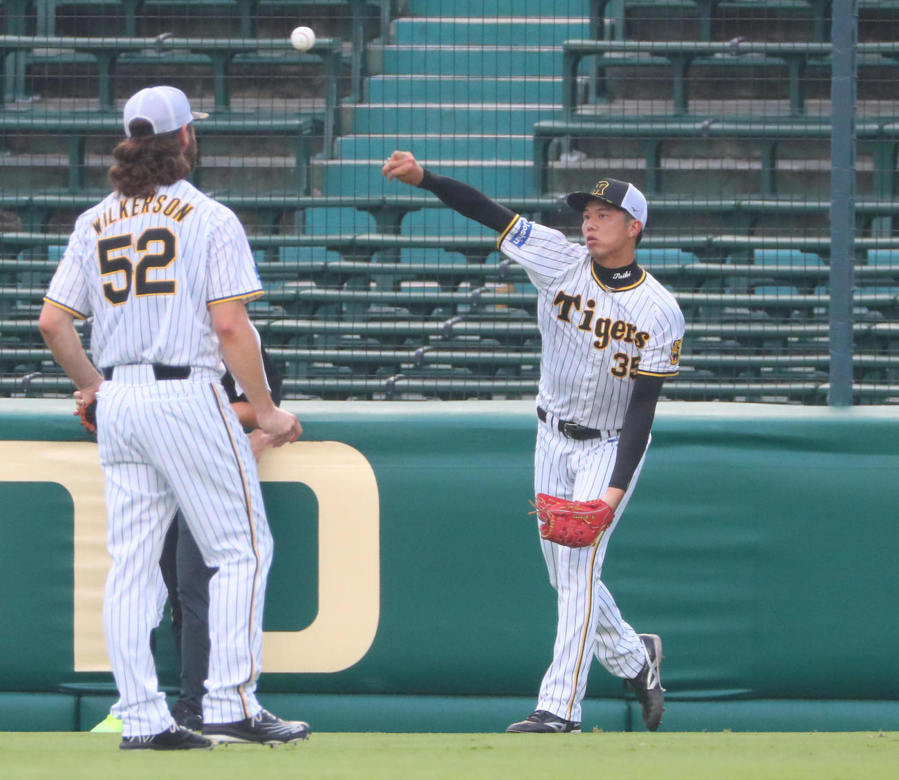 キャッチボールで調整する才木。左はウィルカーソン（撮影・宮崎幸一）