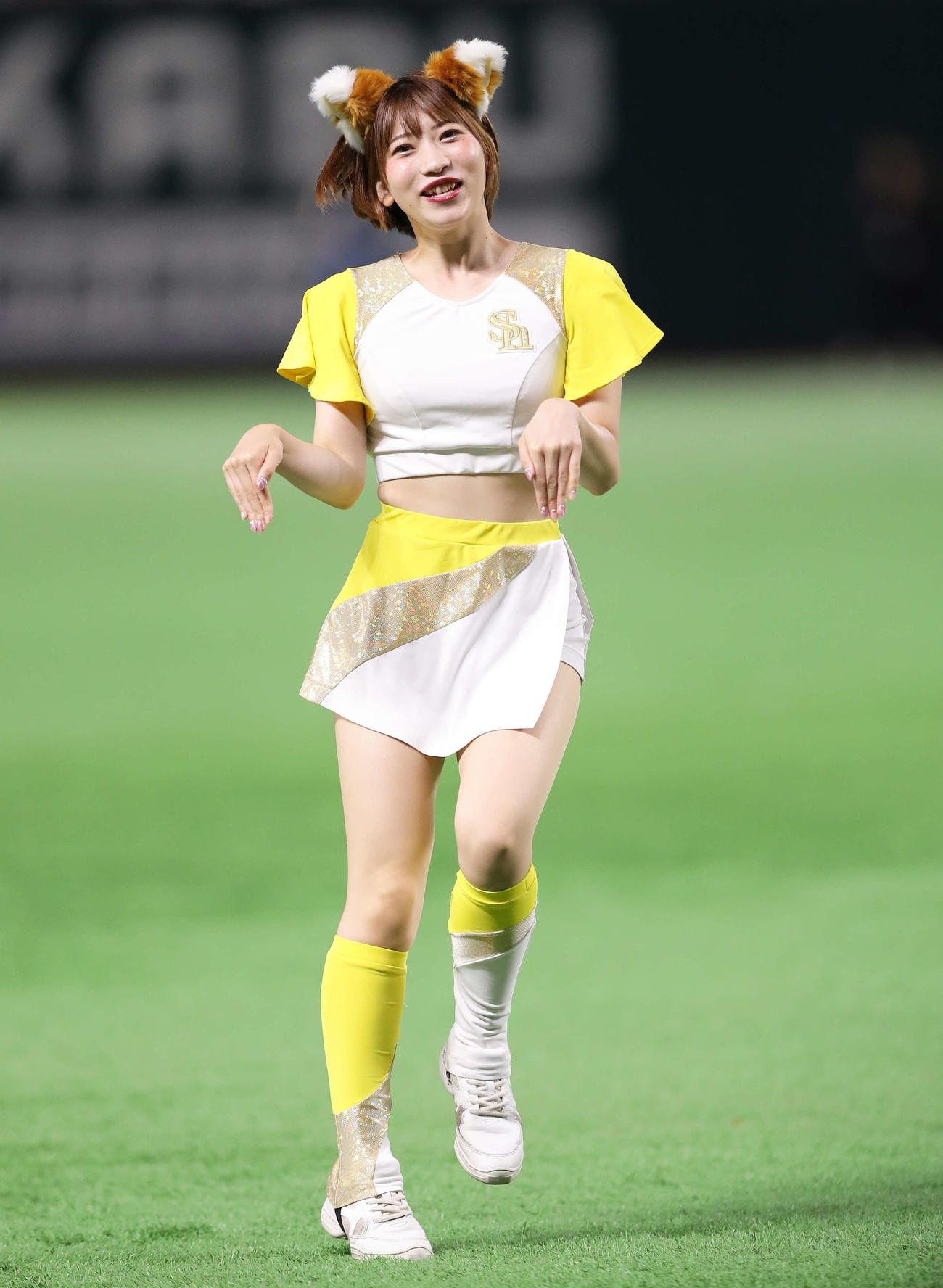 全パ対全セ　4回裏を終え、各球団チアガールによるきつねダンスが披露される（撮影・河田真司）