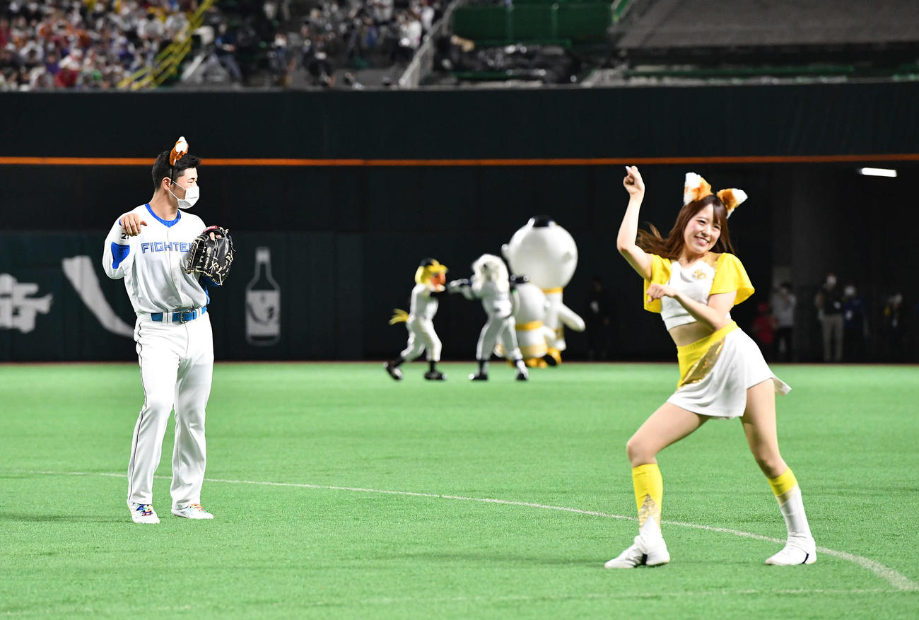 全パ対全セ　12球団チアガールによるきつねダンスが行われ、ダンスに参加する日本ハム清宮（撮影・岩下翔太）