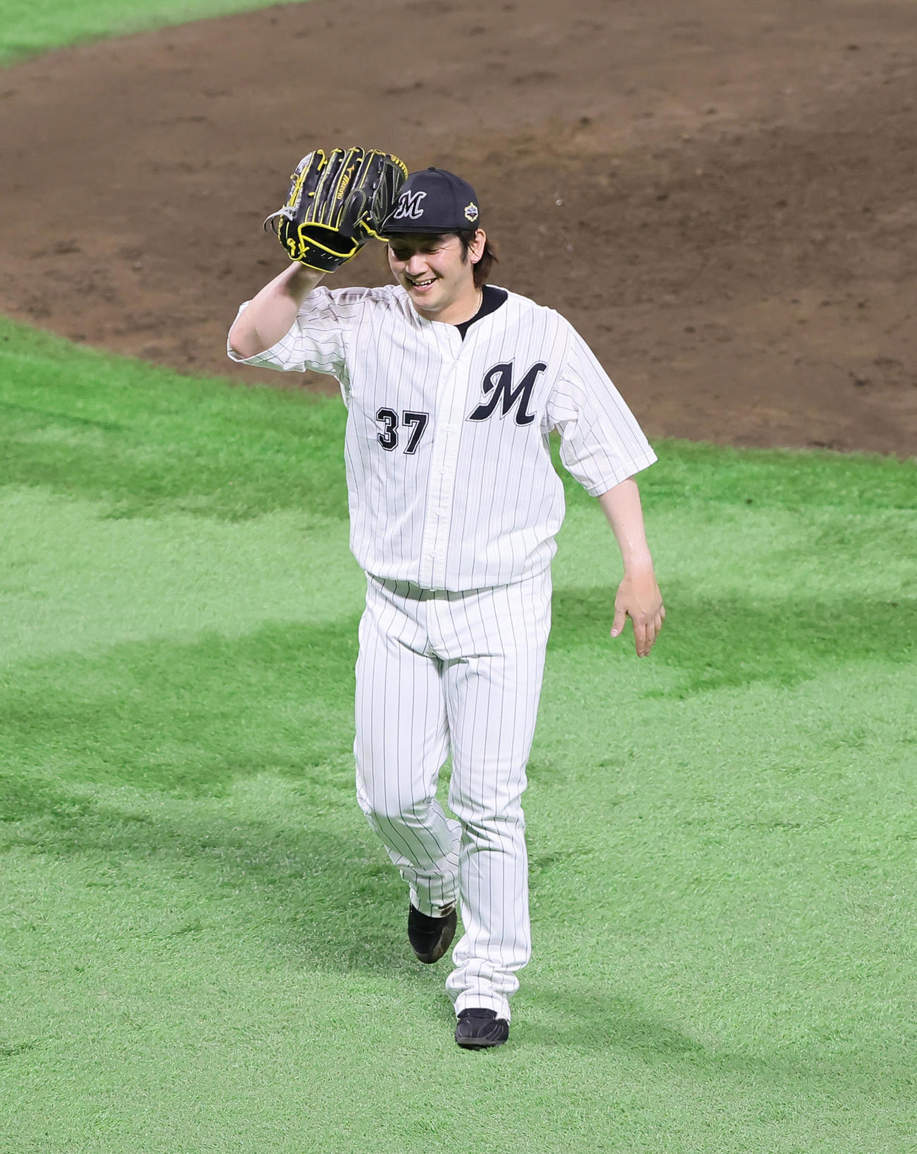 全パ対全セ　5回から登板した全パ小野は3者連続三振で抑え笑顔でベンチに戻る（撮影・足立雅史）