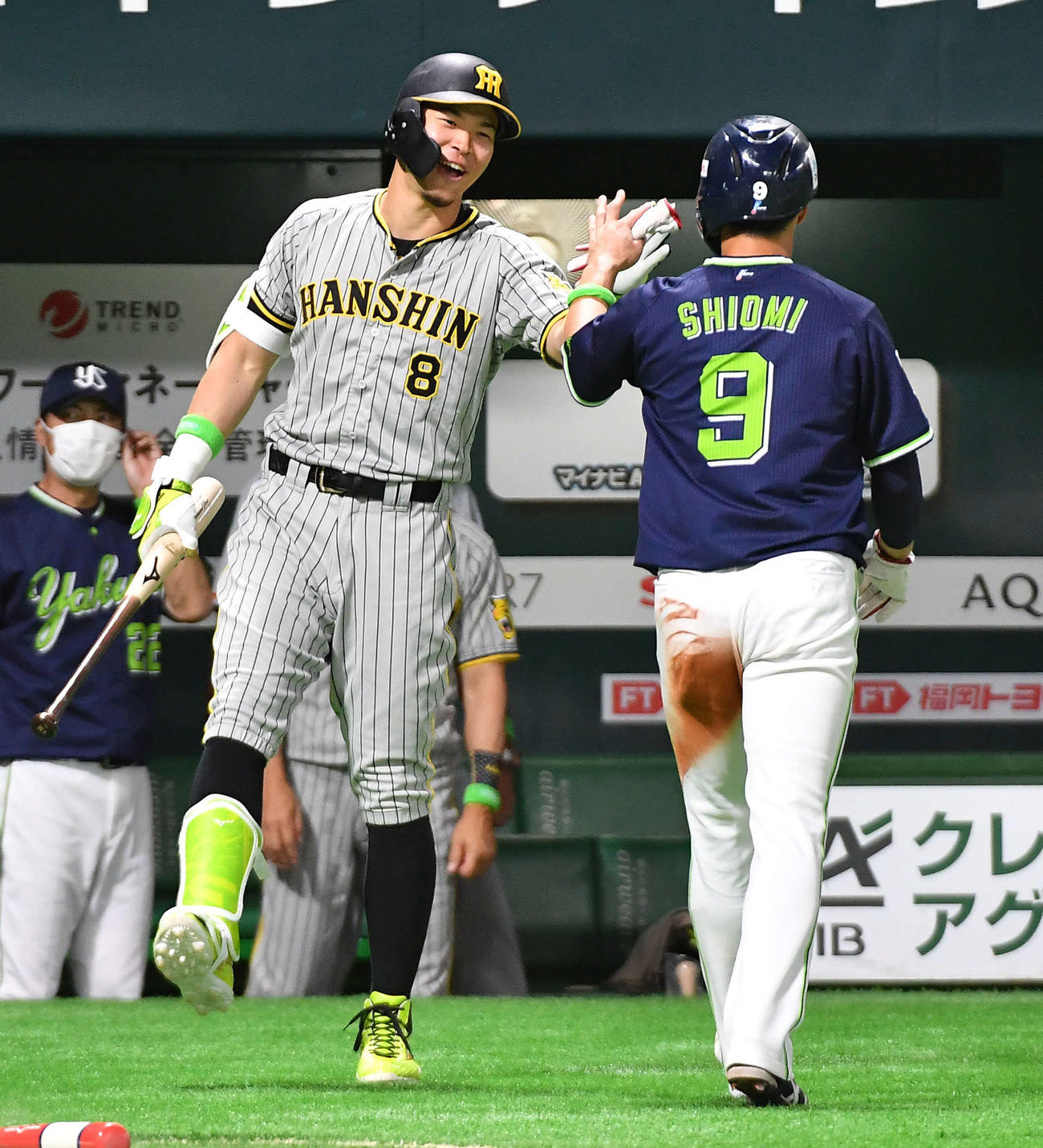 全パ対全セ　1回表全セ無死二、三塁、DeNA牧の先制左犠飛で生還したヤクルト塩見（右）と笑顔でタッチを交わす阪神佐藤輝（撮影・岩下翔太）