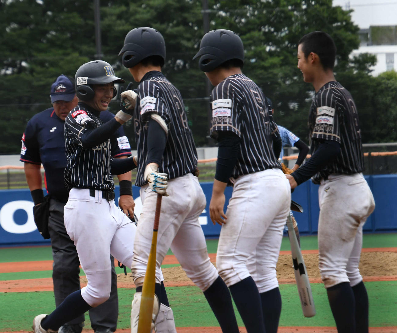 7回表、逆転3ランを放った阿部（左）を迎える江東ライオンズナイン