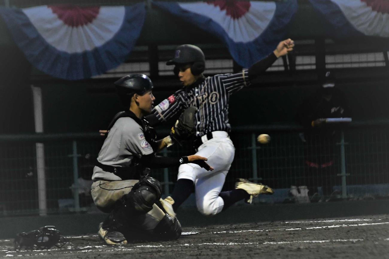 準決勝の5回裏、二塁走者の代走・貝塚は左前打で一気に生還した