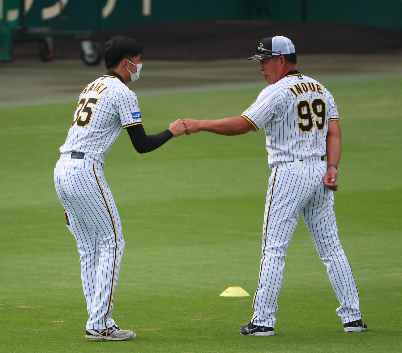 井上コーチ（右）とあいさつする才木（撮影・宮崎幸一）