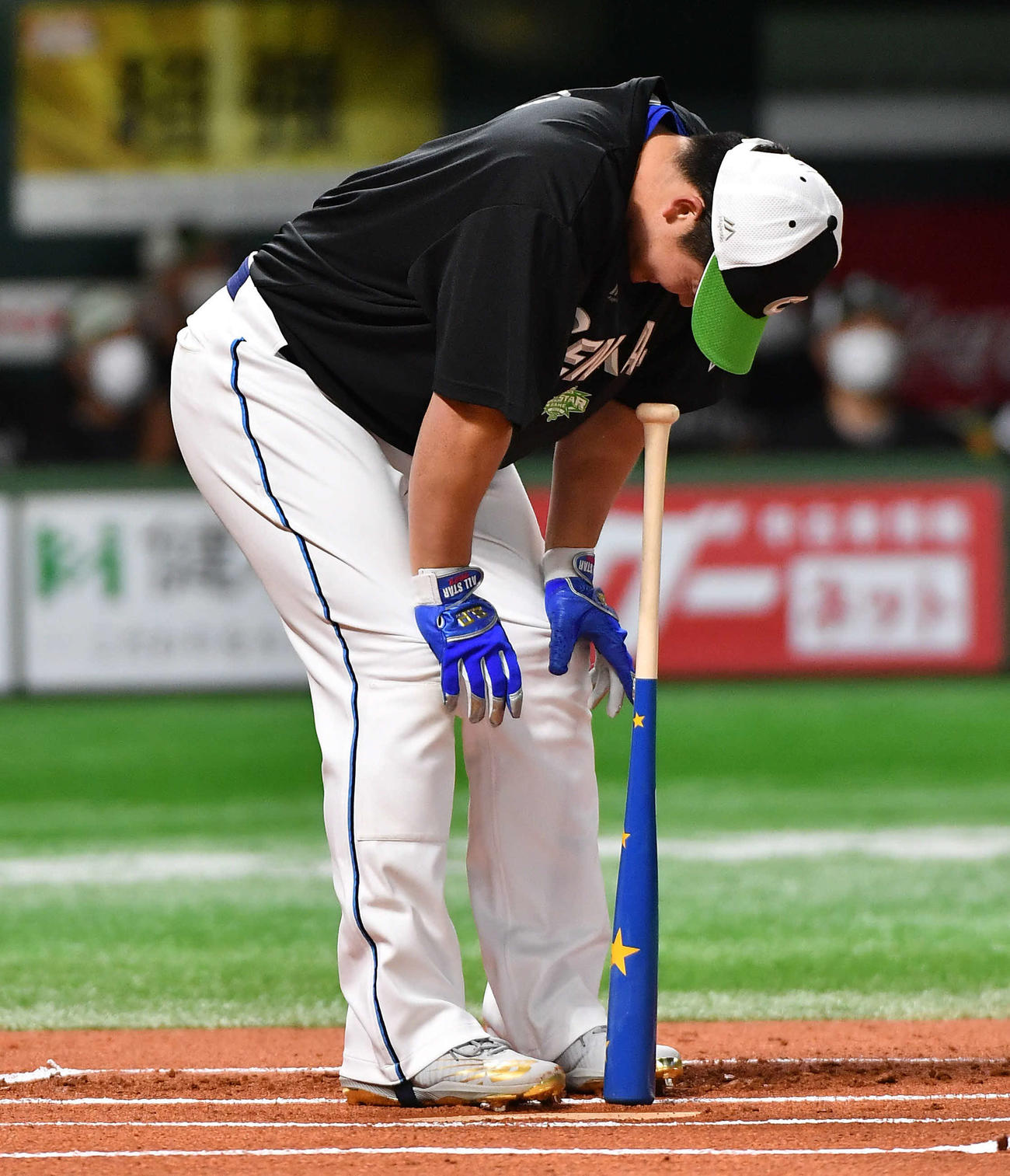全パ対全セ　ホームランダービーで疲れた様子で膝に手をつくDeNA牧（撮影・岩下翔太）
