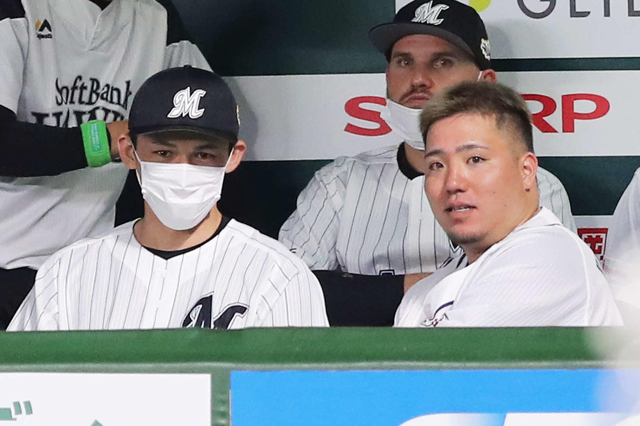 全パ対全セ　5回裏、ベンチで言葉を交わす佐々木朗（左）と山川（撮影・河田真司）