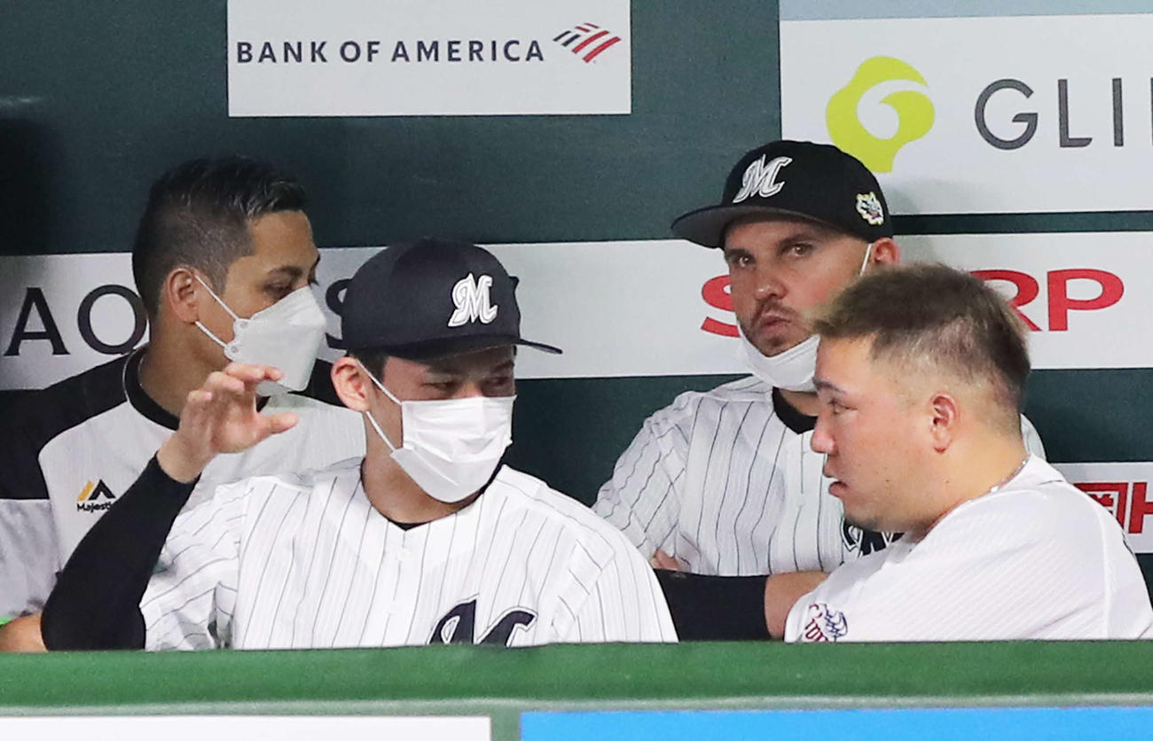 全パ対全セ　5回裏、ベンチで言葉を交わす佐々木朗（左）と山川（撮影・河田真司）