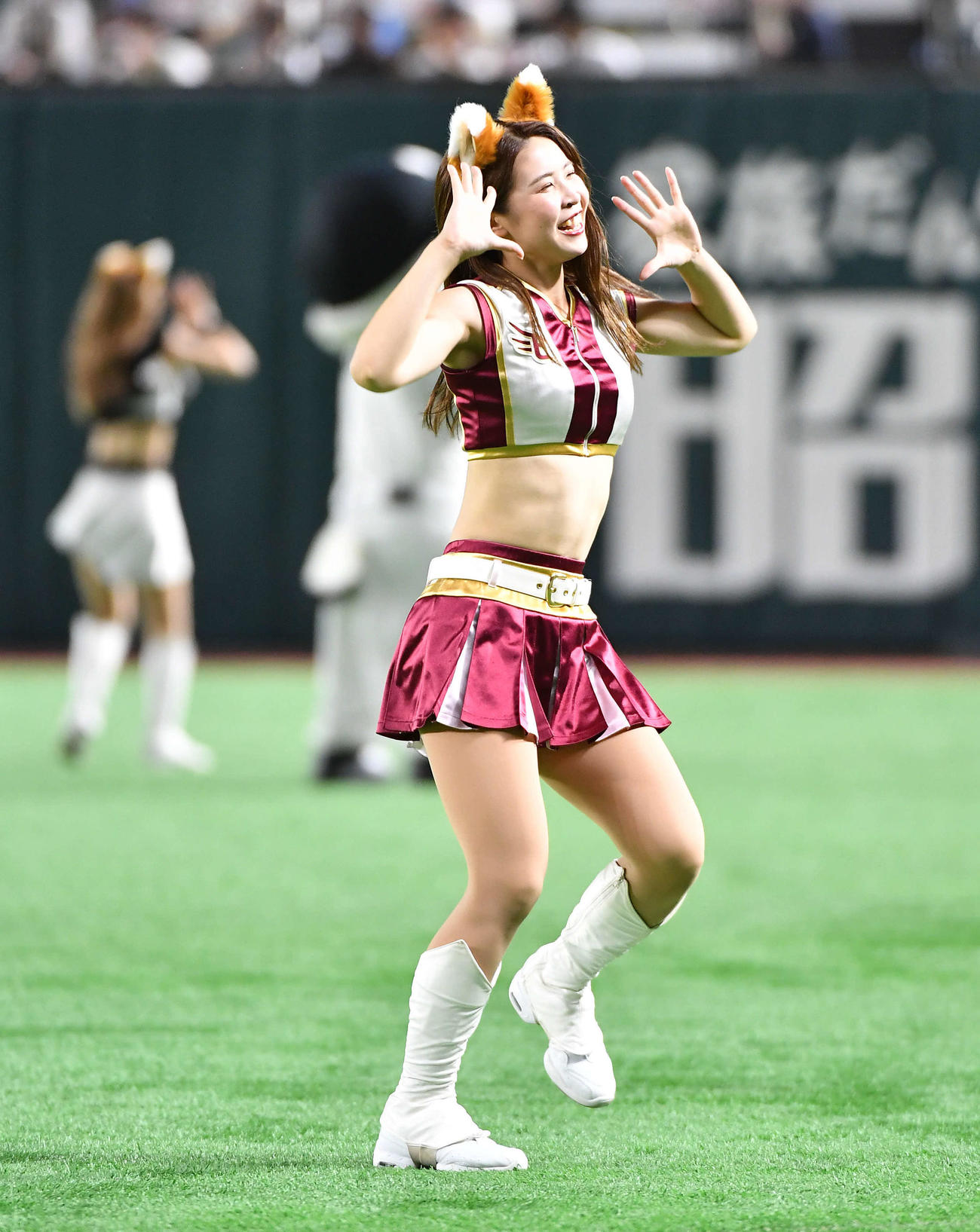 全パ対全セ　4回裏終了後、12球団チアガールによるきつねダンスが行われる（撮影・岩下翔太）