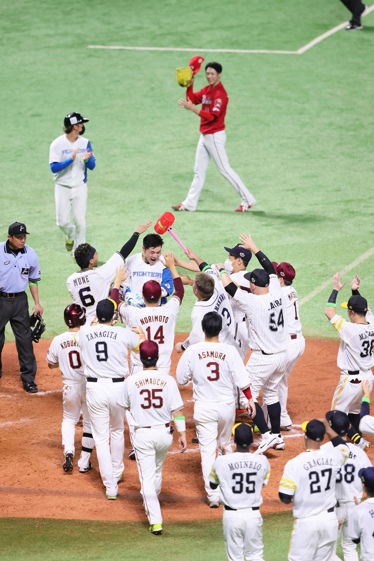 全パ対全セ　9回裏全パ2死、サヨナラ左越え本塁打を放ち祝福される清宮（中央）。後方は全セ森下（撮影・足立雅史）