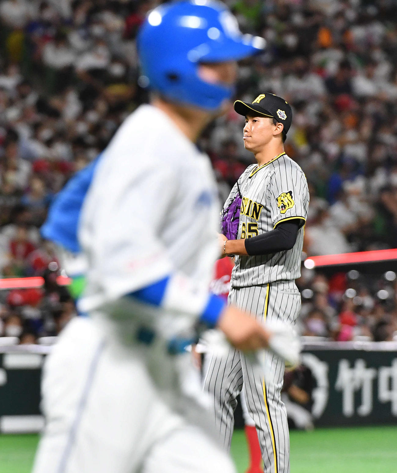 全パ対全セ　7回裏全パ1死一塁、日本ハム清宮（左）に四球を与える阪神湯浅（撮影・岩下翔太）