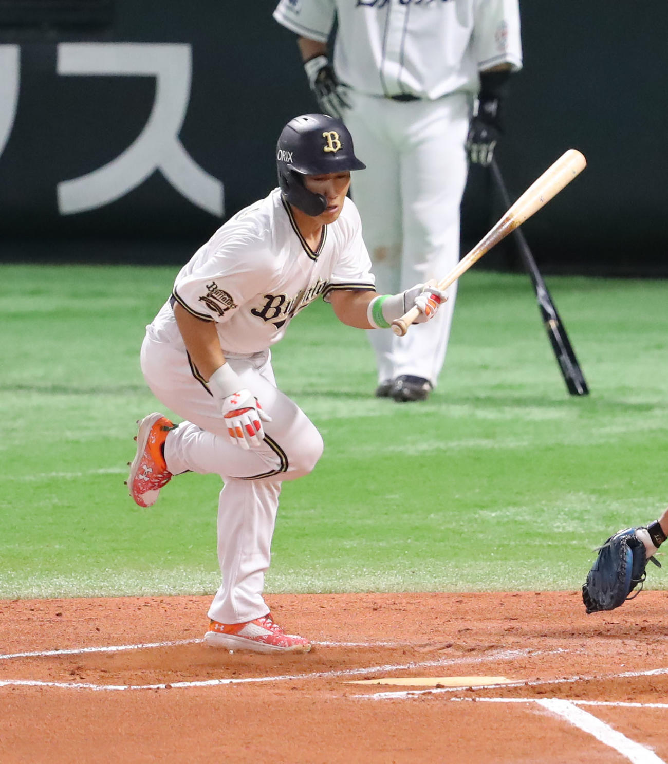 全パ対全セ　6回裏全パ1死、吉田正は死球を受ける（撮影・屋方直哉）
