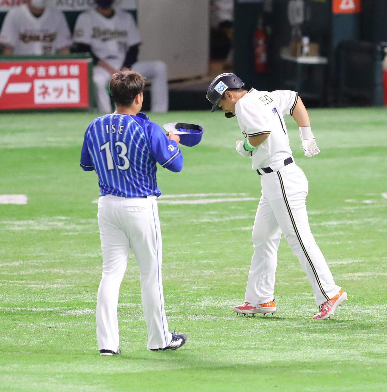 全パ対全セ　6回裏全パ1死、吉田正は死球を受ける。左は謝る伊勢（撮影・屋方直哉）