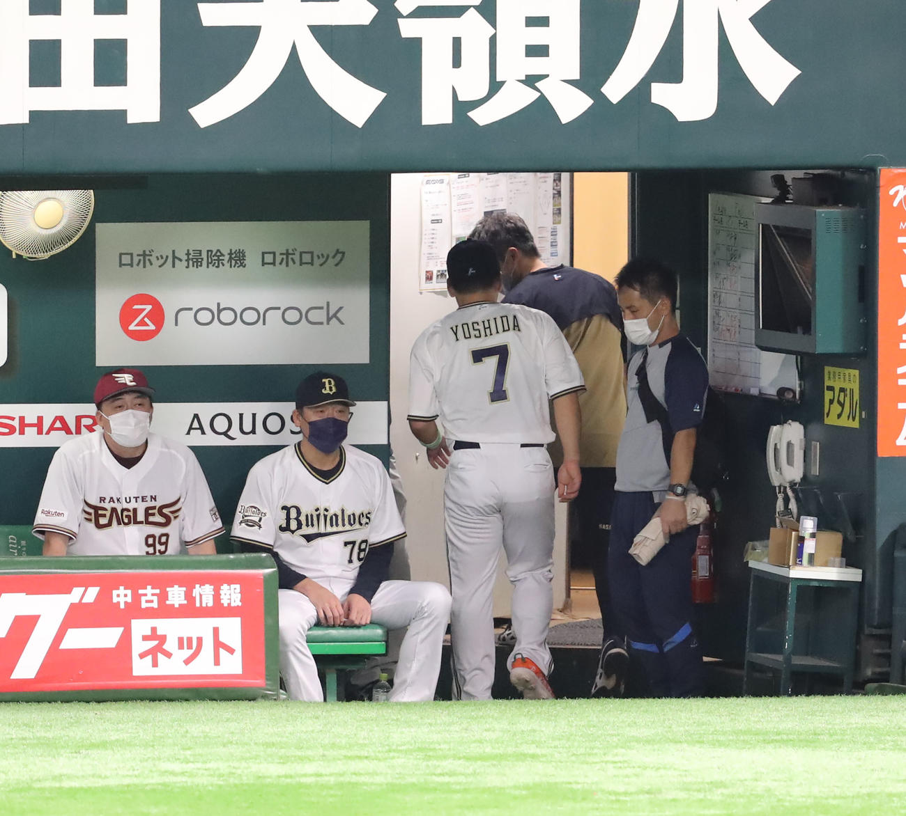 全パ対全セ　6回裏全パ1死、吉田正は死球を受け、治療に向かう（撮影・屋方直哉）