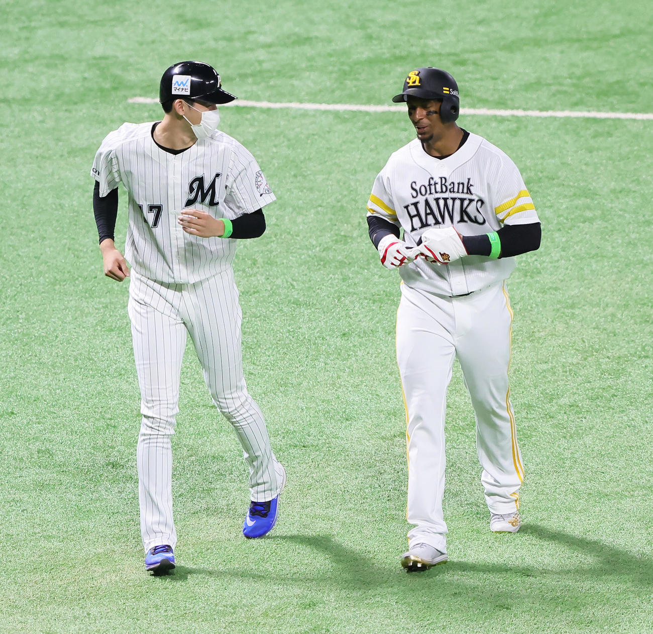 全パ対全セ　全パのグラシアル（右）に笑顔で声をかける三塁コーチを務めた佐々木朗（撮影・足立雅史）
