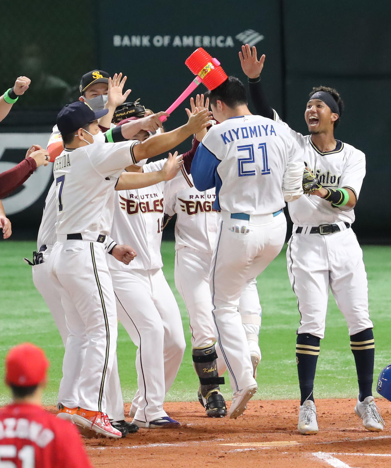 全パ対全セ　9回裏全パ2死、清宮は左越えのサヨナラ本塁打を放ち、全パナインに祝福される（撮影・屋方直哉）