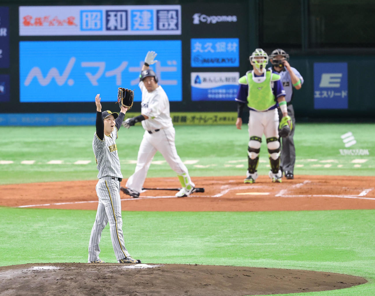 全パ対全セ　2回裏全パ無死、山川に左越えソロ本塁打を許し、思わず両手を上げる青柳（撮影・梅根麻紀）