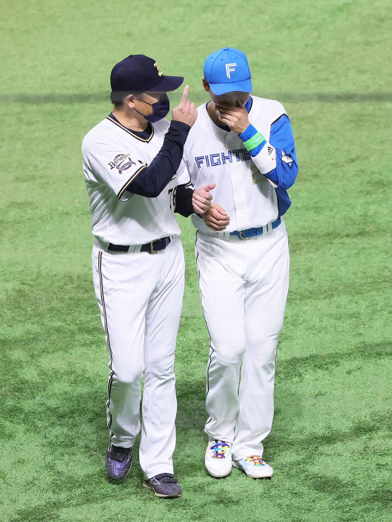 全パ中嶋監督（左）はサヨナラ弾の清宮と会話を交わす（撮影・足立雅史）