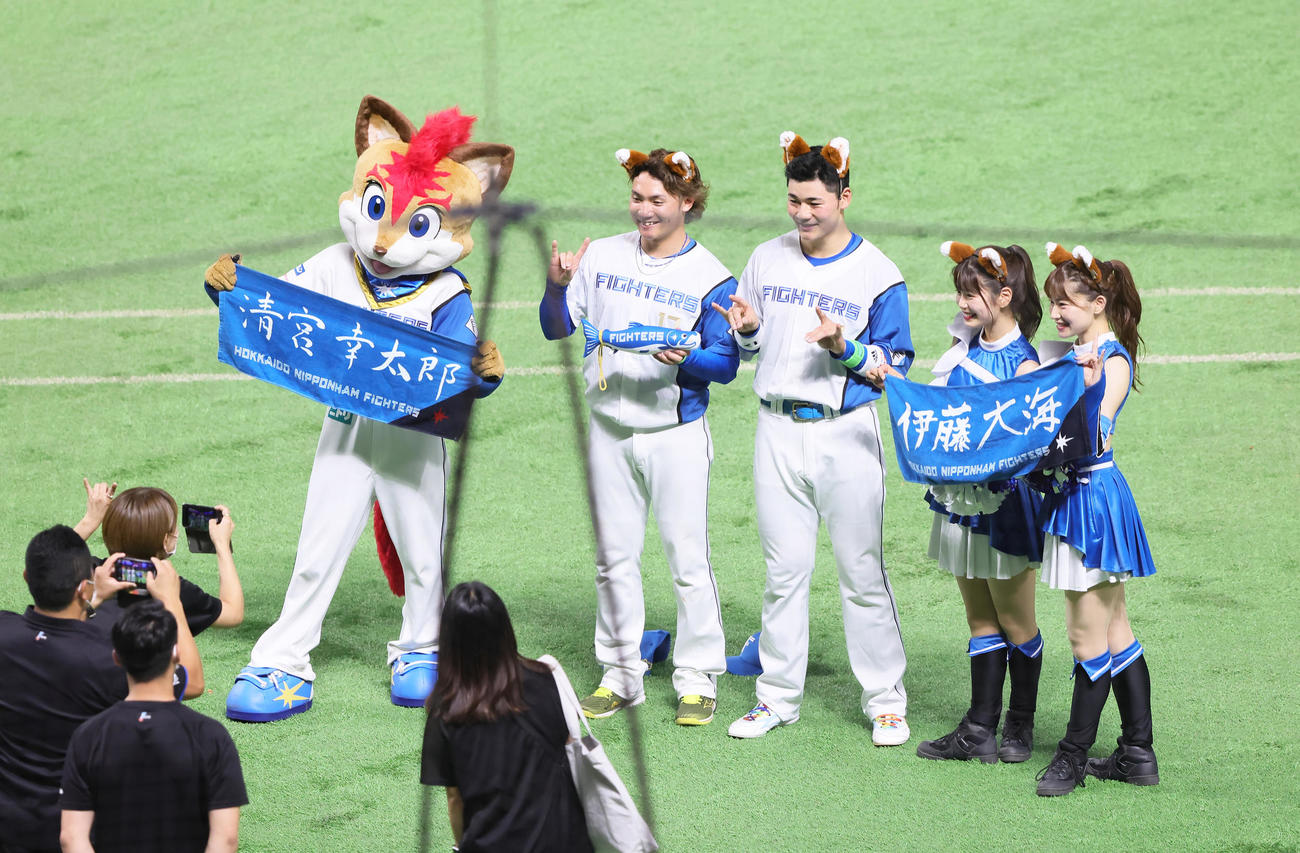試合後、きつねポーズで記念撮影する日本ハムの伊藤（中央左）と清宮（同右）（撮影・足立雅史）