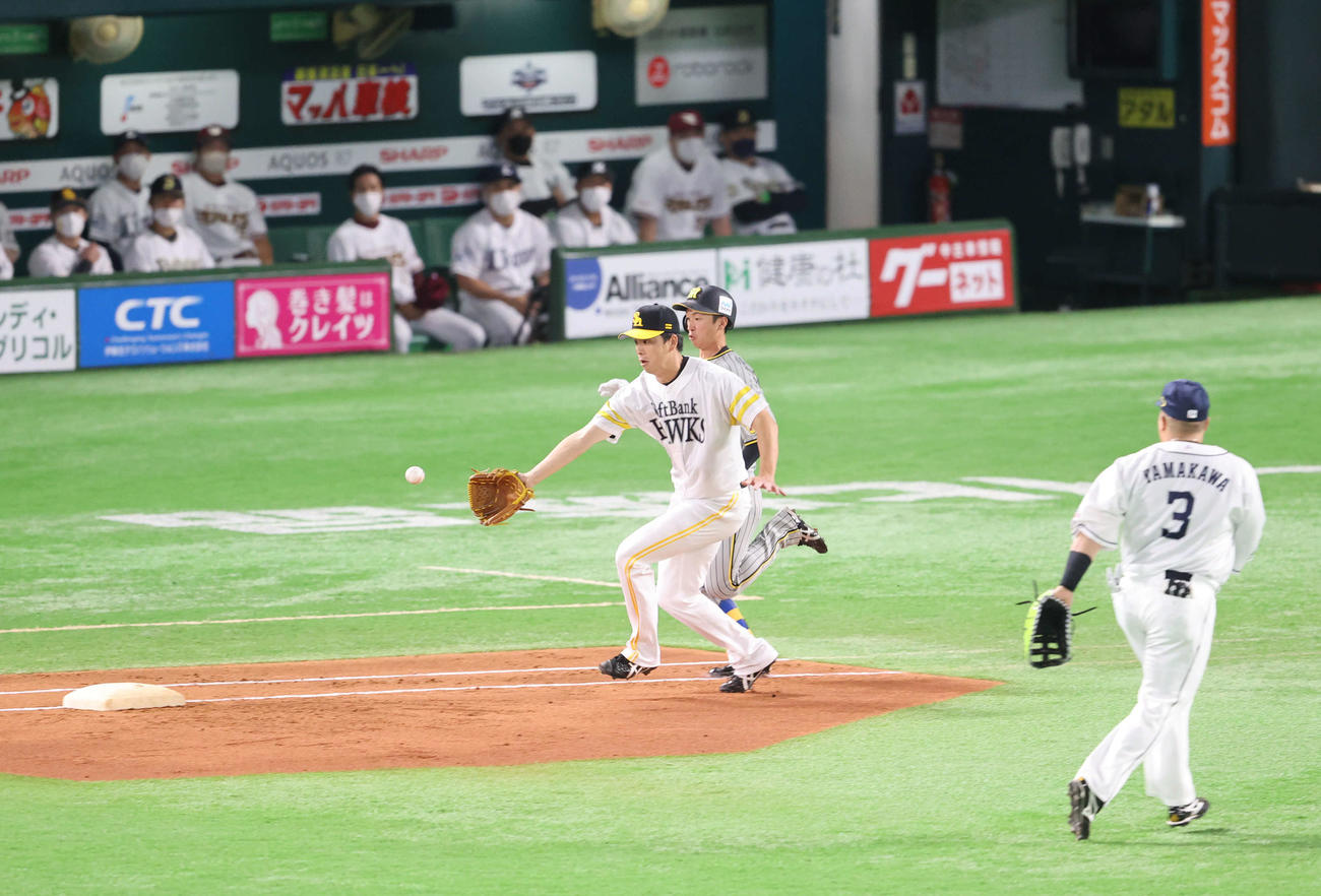 全パ対全セ　1回表全セ無死二塁、一塁への内野安打を放つ近本。左手前は大関（撮影・梅根麻紀）