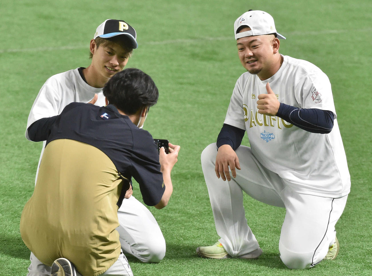全パ対全セ　記念撮影をするオリックス山岡（左）と西武森（撮影・岩下翔太）