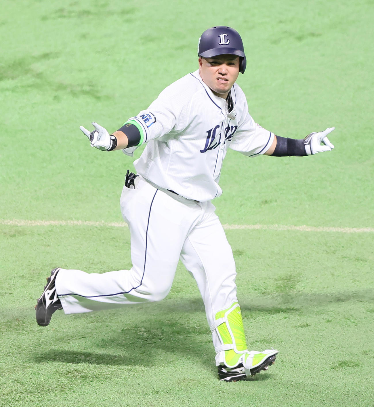 全パ対全セ　2回裏全パ無死、山川はソロ本塁打を放ちポーズを決める（撮影・足立雅史）