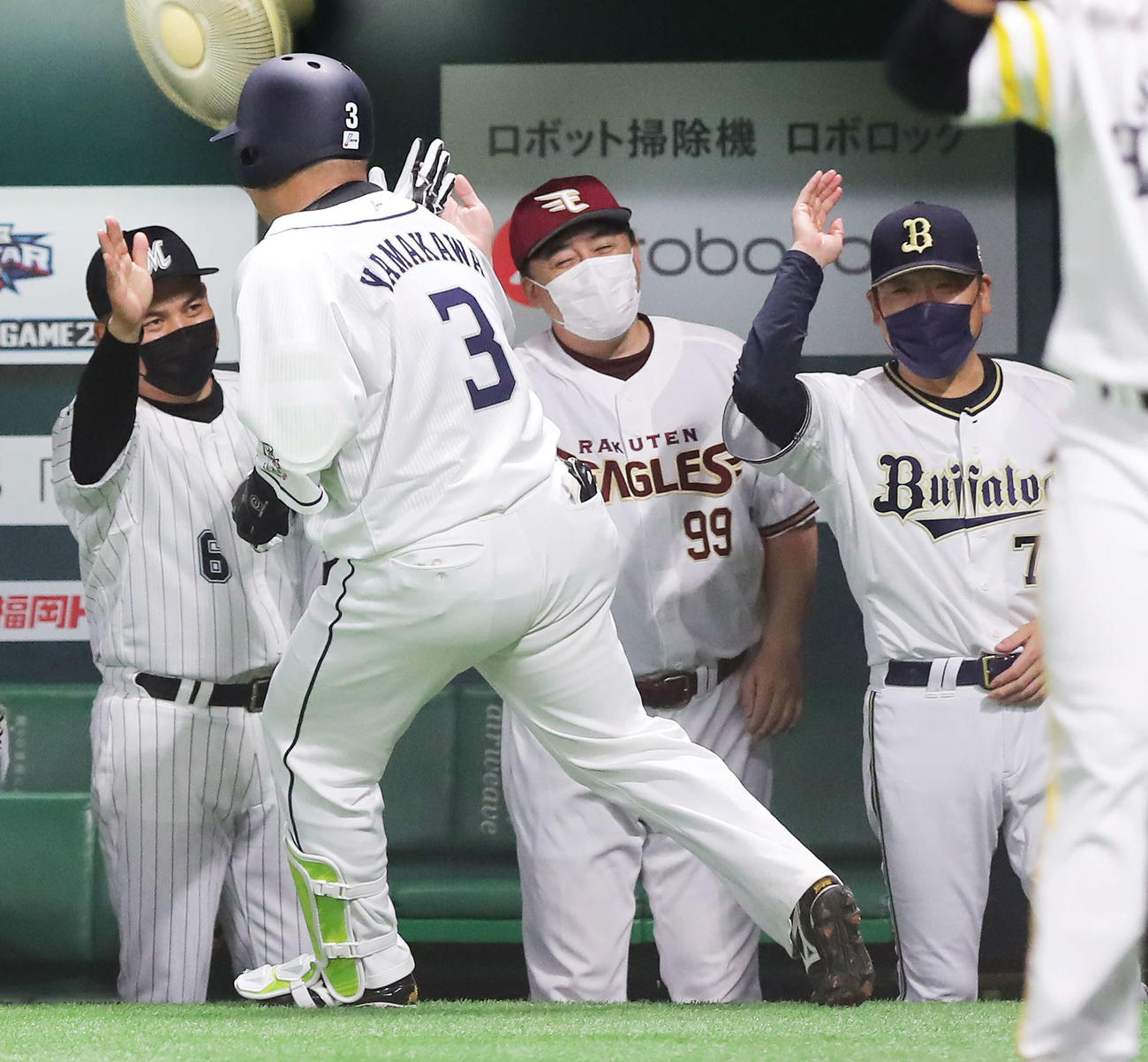 全パ対全セ　2回裏全パ無死、左越えソロ本塁打を放った山川（左から2人目）を迎える首脳陣。左から井口コーチ、石井コーチ、中嶋監督（撮影・河田真司）