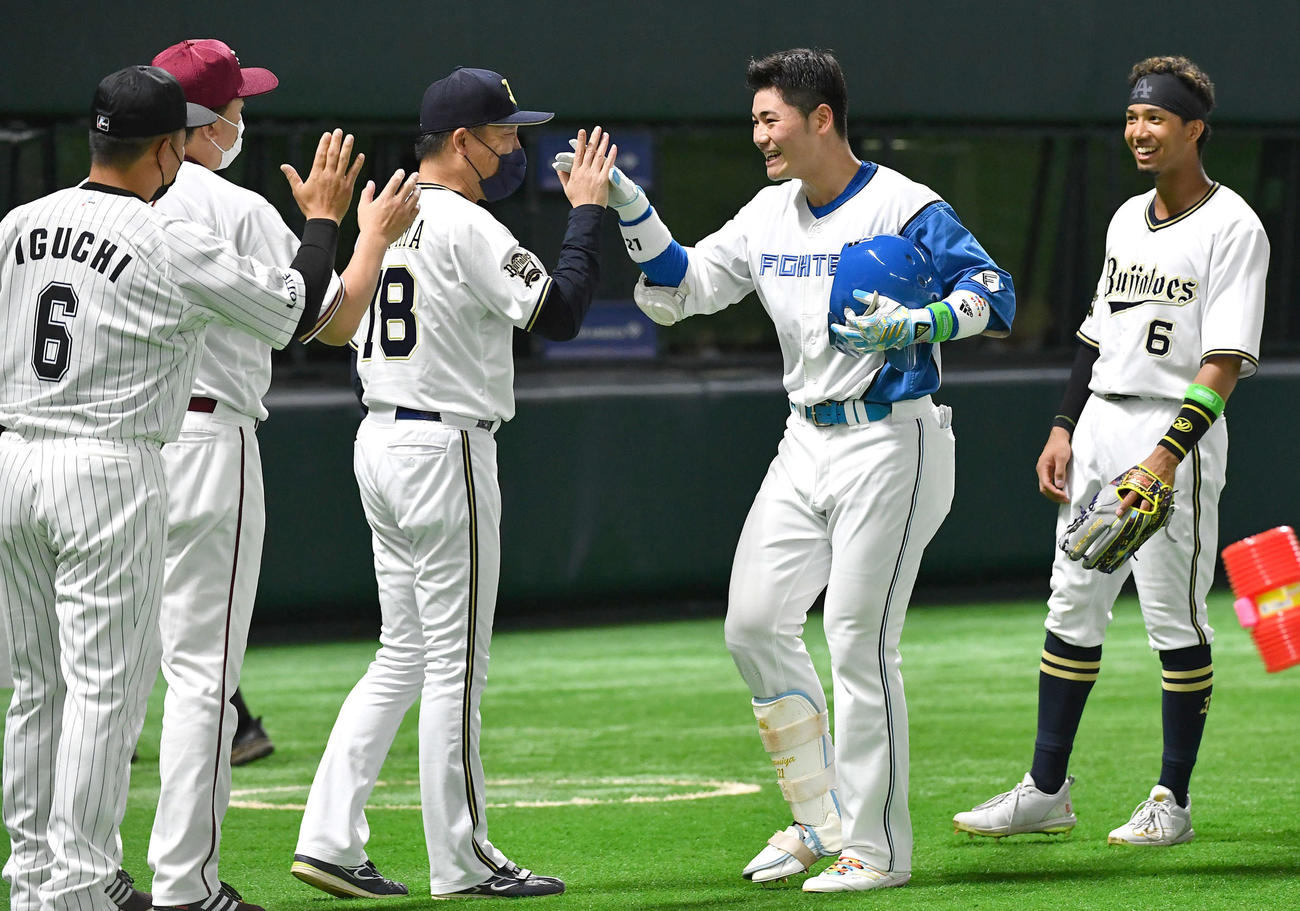 全パ対全セ　9回裏全パ2死、左越えサヨナラ本塁打を放った日本ハム清宮（右から2人目）はオリックス中嶋監督（左から3人目）らと笑顔でタッチを交わす（撮影・岩下翔太）
