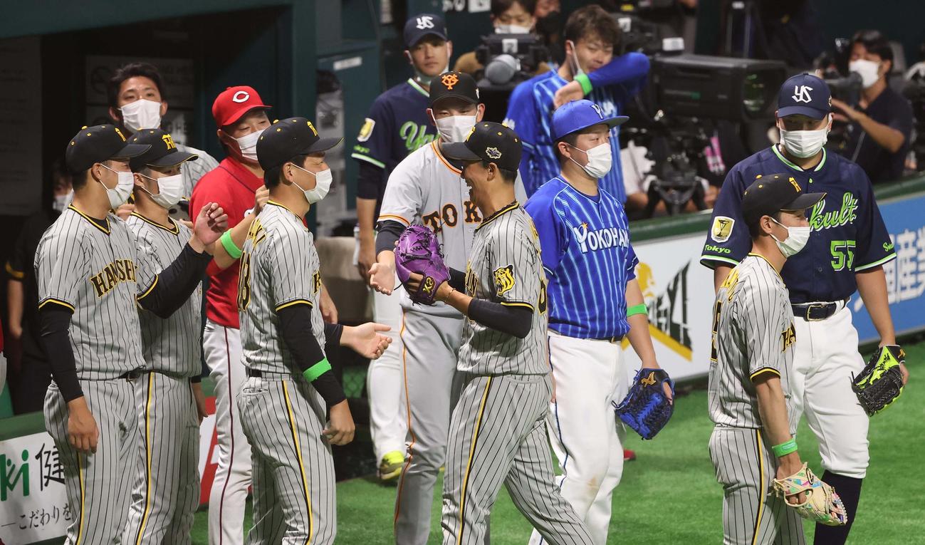 全パ対全セ　7回裏全パ、全セ5番手の湯浅（中央）はこの回を無失点に抑え笑顔でベンチに引き揚げる（撮影・上田博志）