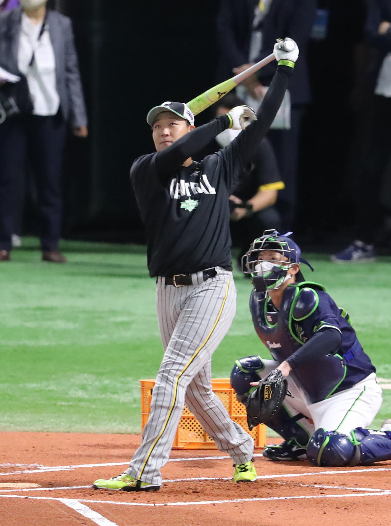 全パ対全セ　ホームランダービーでスタンドへ打球を飛ばす阪神大山（撮影・屋方直哉）