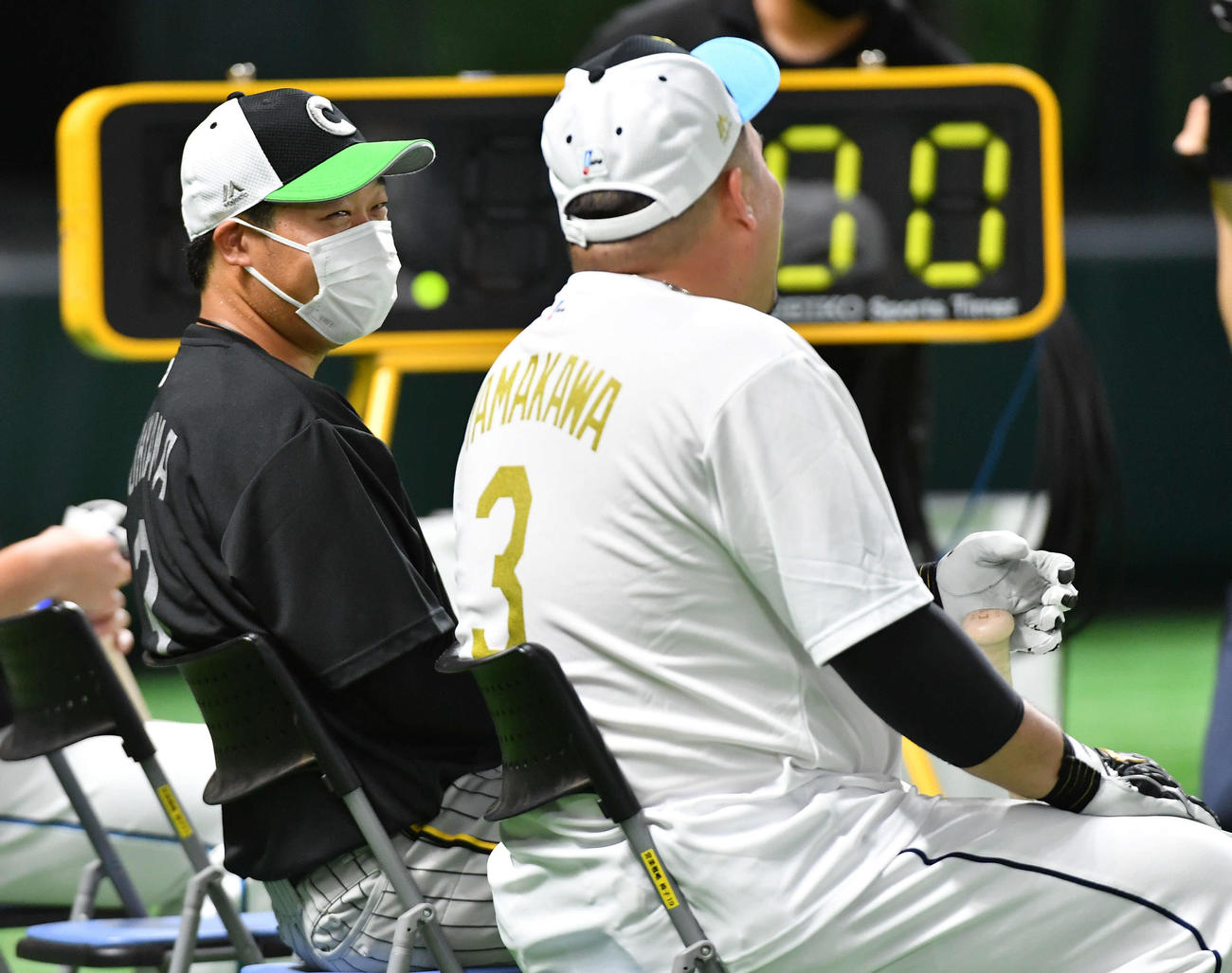 全パ対全セ　ホームランダービーで西武山川（右）と談笑する阪神大山（撮影・岩下翔太）