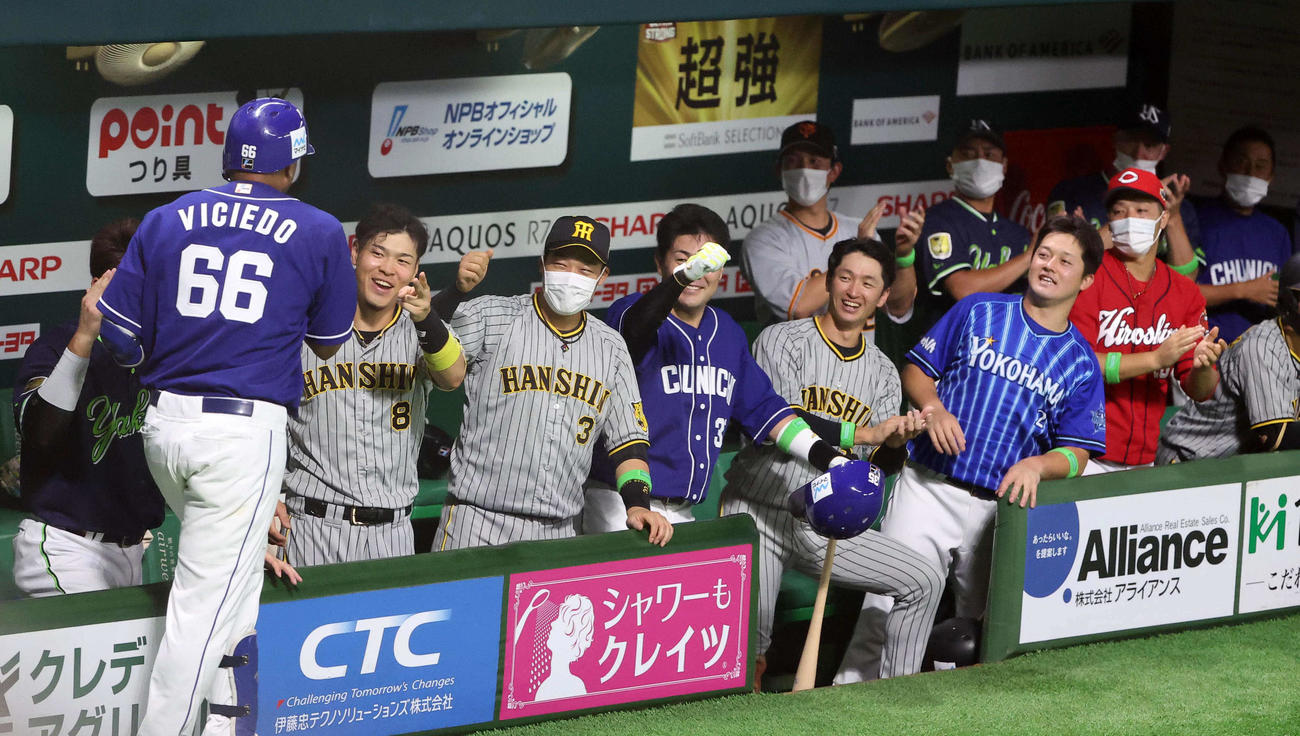 全パ対全セ　2回表全セ無死、佐藤輝（左から2人目）、大山（同3人目）らは本塁打を放ったビシエドを笑顔で迎える（撮影・上田博志）