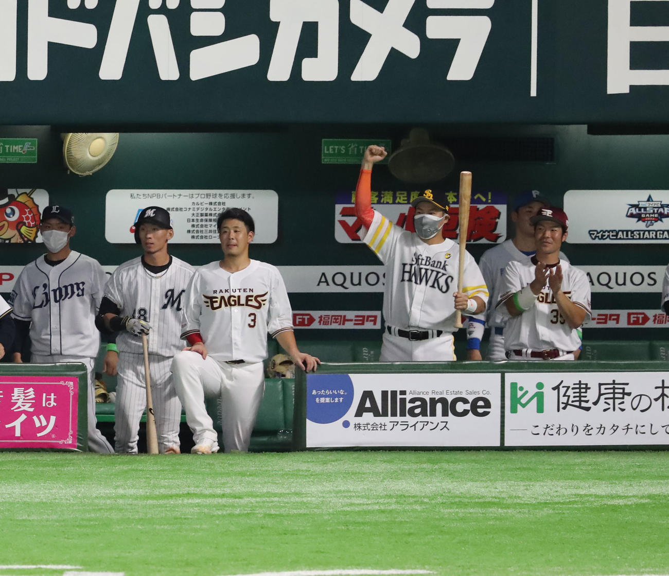 全パ対全セ　6回裏全パ2死満塁、宗の同点の中適時打で盛り上がる全パナイン（撮影・屋方直哉）