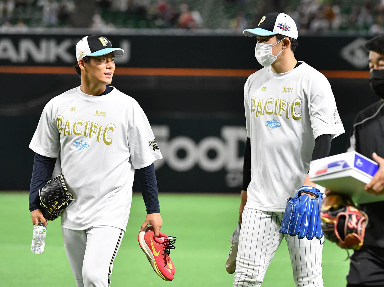 全パ対全セ　オリックス山本（左）と話しながら引き揚げるロッテ佐々木朗（撮影・岩下翔太）
