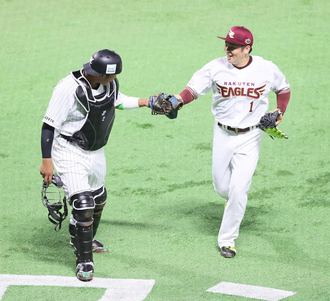 全パ対全セ　9回から登板し無失点で1イニングを終えた全パ松井裕（右）は捕手松川とタッチを交わす（撮影・足立雅史）