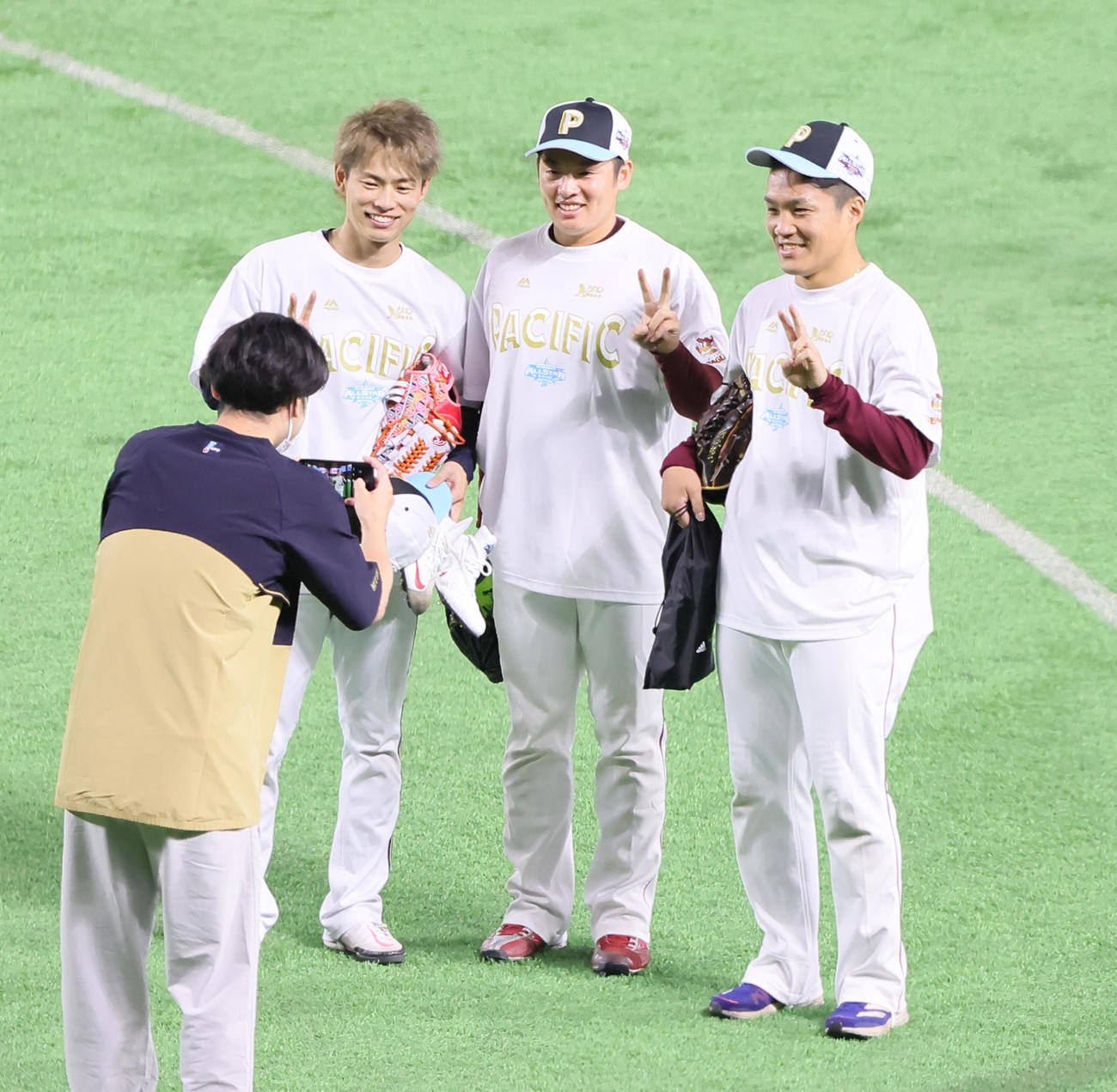 試合前、笑顔で記念撮影する、左からオリックス山岡、楽天の松井裕、則本（撮影・足立雅史）