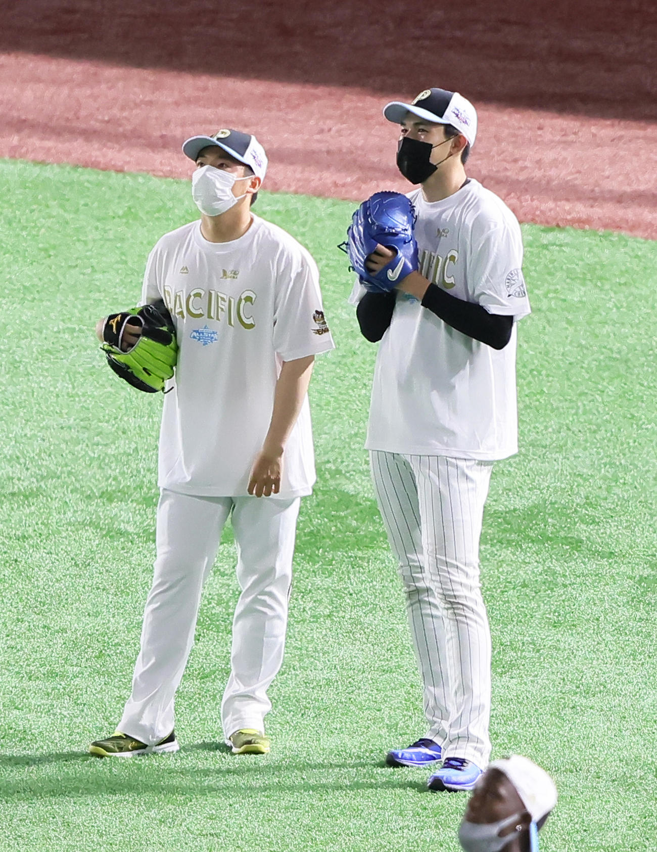 ホームランダービーを外野から見つめる楽天松井裕（左）とロッテ佐々木朗（撮影・足立雅史）