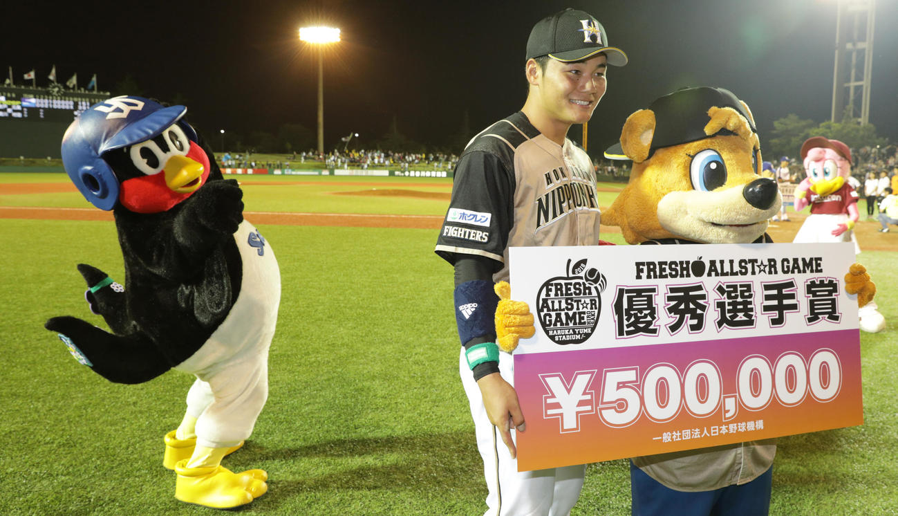 フレッシュオールスターゲーム2018　優秀選手に選ばれた日本ハム清宮を後方から盛り上げるつば九郎（2018年7月12日撮影）