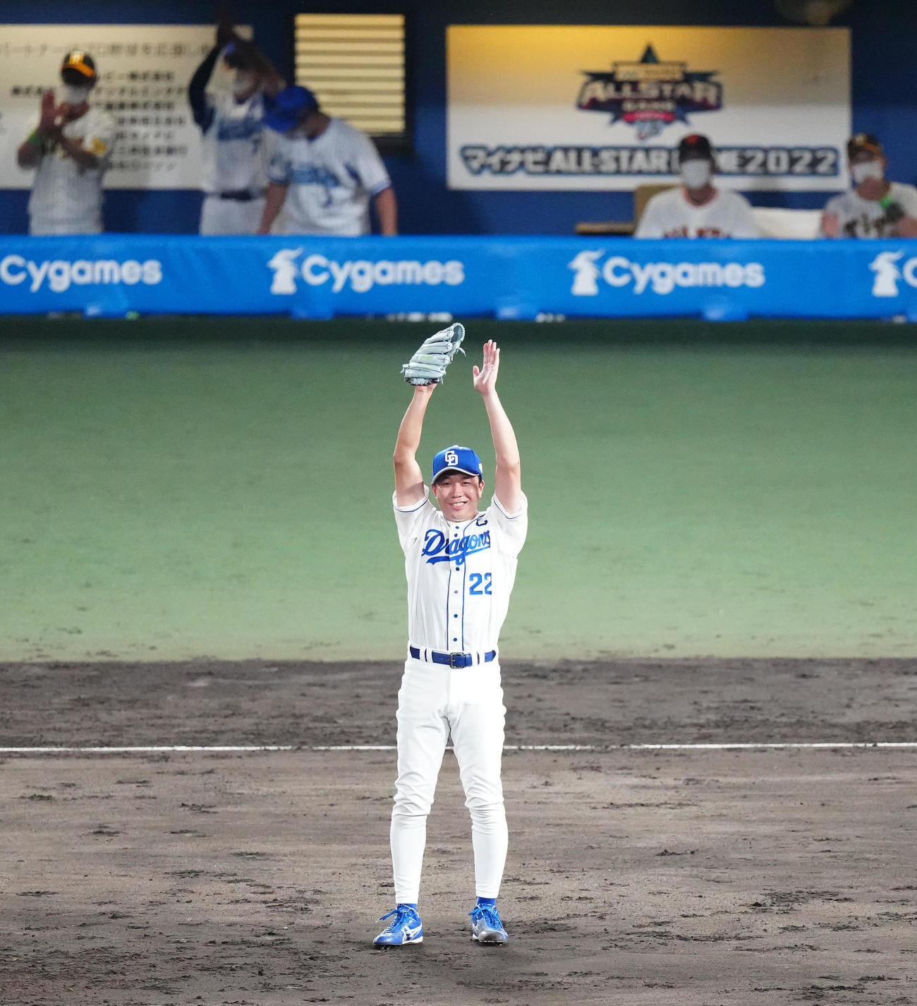 全セ対全パ　4回表終了後、好守の全セ・ウォーカーを祝福する大野雄（撮影・江口和貴）