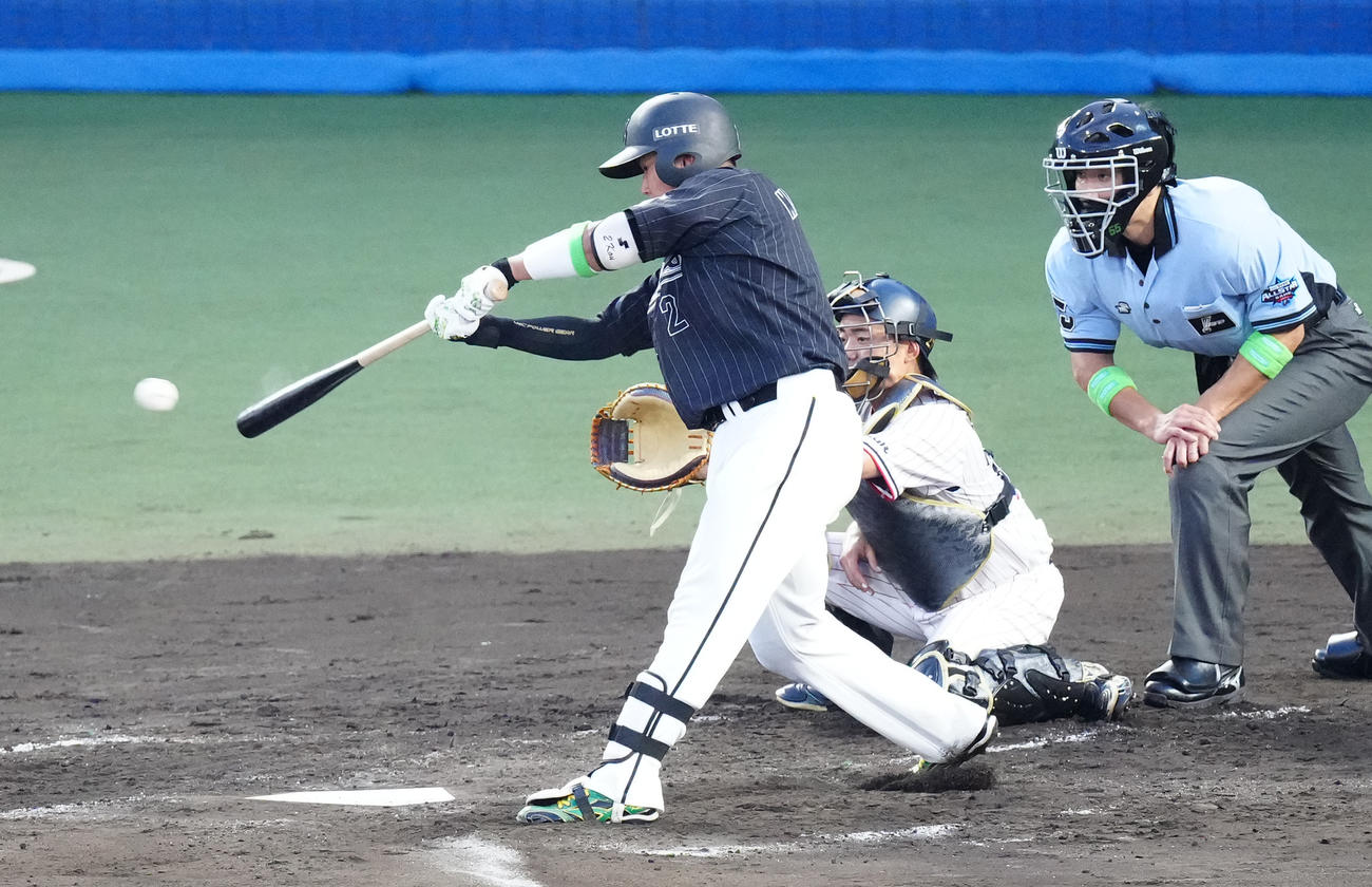 全セ対全パ　2回表全パ1死二、三塁、同点となる右前適時打を放つ松川（撮影・江口和貴）