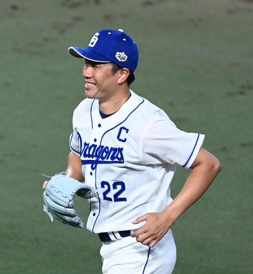 全セ対全パ　3回、笑顔でベンチ戻る全セ2番手の大野雄（撮影・前岡正明）