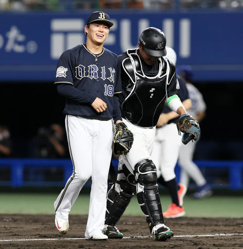 全セ対全パ　3回裏に登板し無失点ピッチングで締めた山本は松川（右）と笑顔で言葉をかわす（撮影・加藤哉）