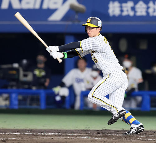 全セ対全パ　7回裏全セ2死、近本は三塁内野安打を放つ（撮影・加藤哉）