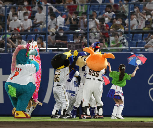 全セ対全パ　7回裏、ドアラが少し小さくなったつば九郎を持ち上げる（撮影・加藤哉）＝2022年7月27日＝松山坊っちゃんスタジアム　
