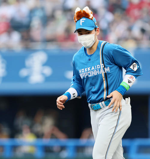 全セ対全パ　キツネの耳を着けてグラウンドに出る清宮（撮影・加藤哉）