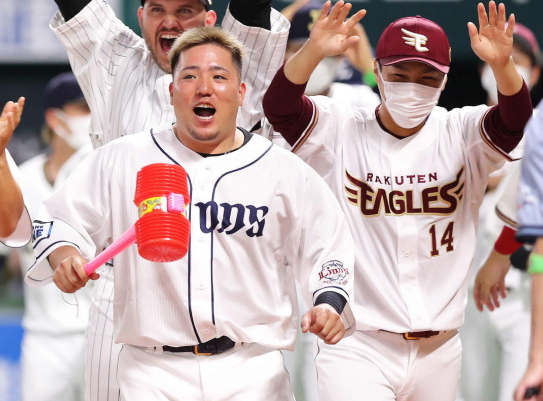 全パ対全セ　9回裏、サヨナラ本塁打を打った清宮を、ピコピコハンマーを手に待ち構える山川（左）（撮影・河田真司）