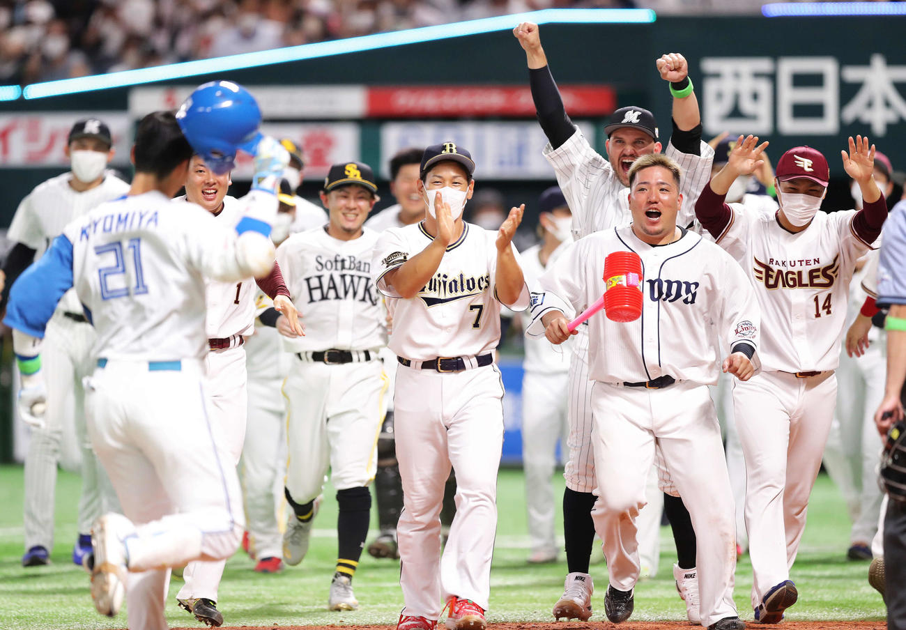 全パ対全セ　9回裏全パ2死、清宮（手前）がサヨナラ本塁打を放ち、ピコピコハンマーを手に待ち構える山川穂高（右から2人目）ら（撮影・河田真司）