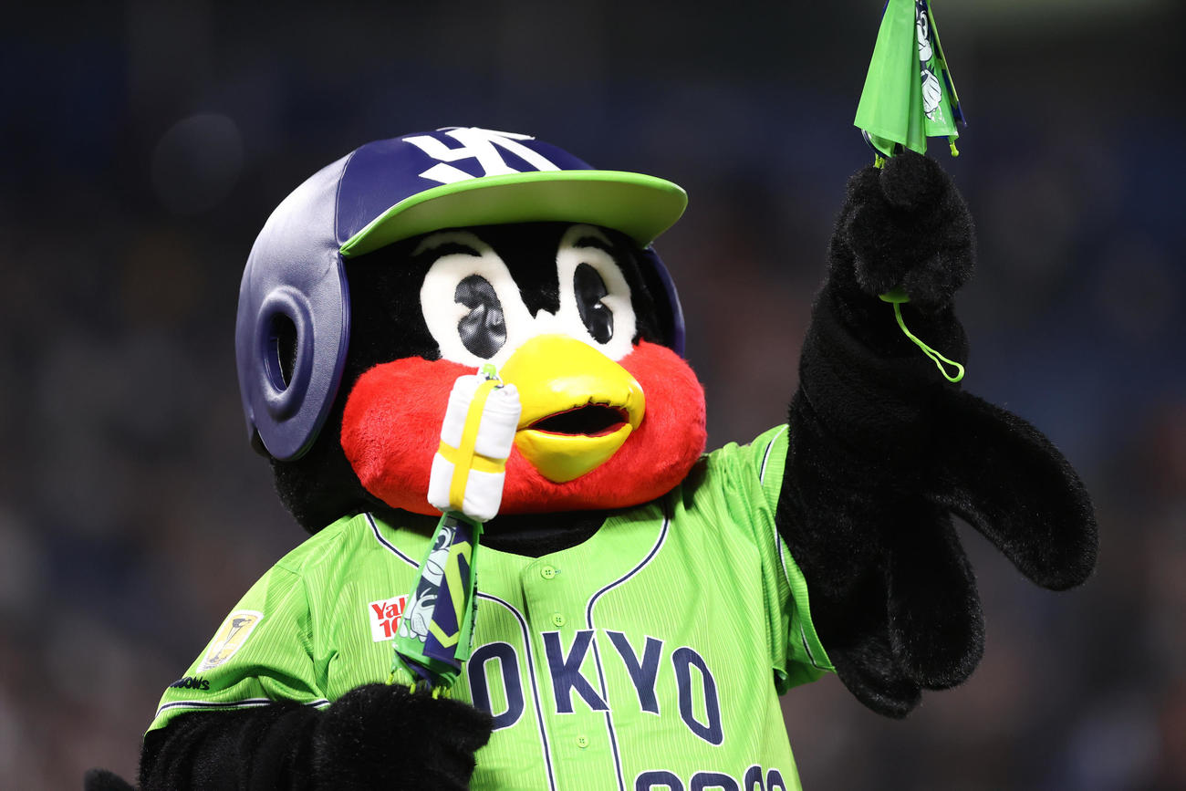 ヤクルト対巨人　ラッキーセブンで東京音頭を踊るつば九郎（2022年6月24日撮影）